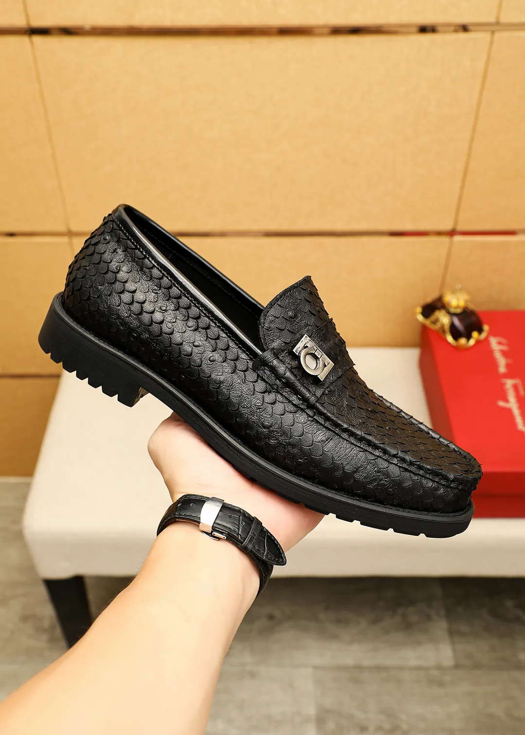 Men's shoes 💰520 💐 Product trademark: Ferragamo "Ferragamo" casual leather shoes Regular size: 38-44 (45.46🉑️customized) Product materials: Selected imported first-layer calfskin embossed upper + original hardware buckle, imported water-dyed cow leather lining. Strong three-dimensional visual effect, original outsole color: 1⃣️color optional